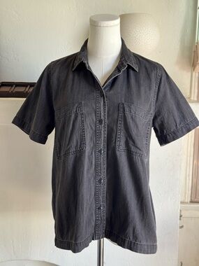 Madewell Women’s Chambray Short-Sleeve Button-Down Shirt in Washed Black